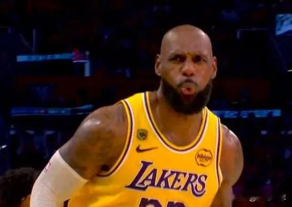 詹姆斯真霸气啊  据美媒体报道，当东契奇和里夫斯受伤后湖人连输两场时...