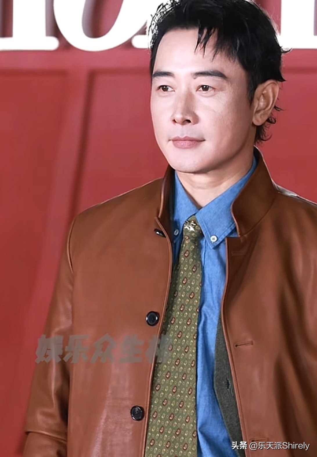 44岁罗晋主动提起唐嫣，一句话击碎离婚传言。
采访里他说起和太太昨晚还在一起聊天，平淡细碎的日常，就是最好的回应。

网上时不时冒出各种婚姻传闻，很多都是没有实锤的猜测。

感情好不好外人没法评判，明星也是普通人，婚姻生活本该多点空间。