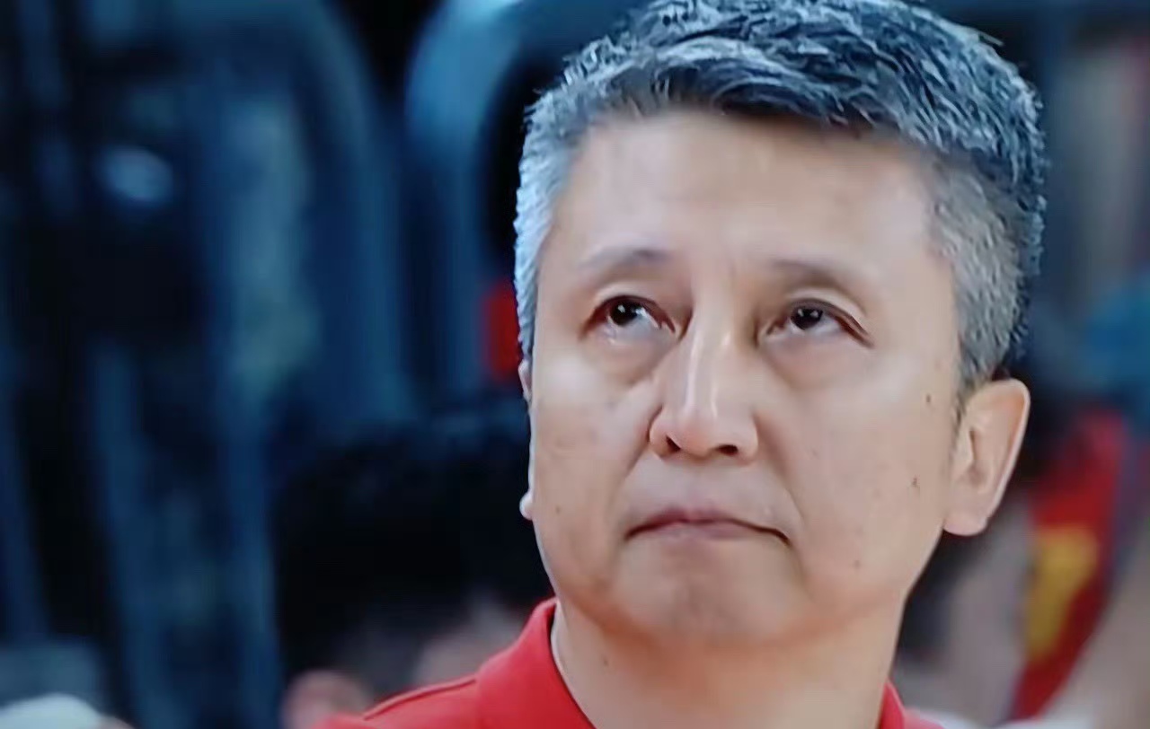 &34;全网都在喊郭士强下课，可他偏偏稳稳坐着——为什么？&34;
中国男篮输了，郭士强成了靶子。
下课声铺天盖地，可你发现没有，篮协压根没动他。
为什么？三个字：不能换。
第一，大赛周期摆在那。 郭士强接队的任务，是冲2027世界杯、2028奥运。亚运会输了，那是练兵，不是期末考试。
第二，临阵换帅是大忌。