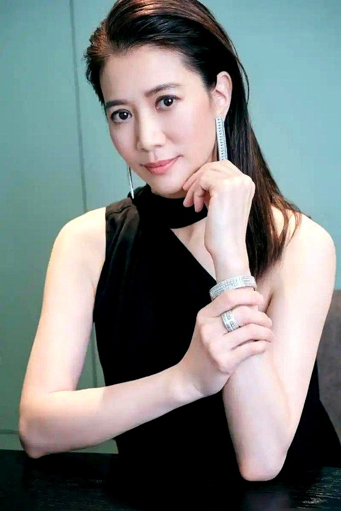 53岁出门全素颜、连口红都不涂，袁咏仪最近在papi酱节目里又说了大实话。

被问到和蔡少芬谁普通话好，她当场摆手直言“这是侮辱我”，直接吐槽蔡少芬在内地混这么多年普通话还是离谱。

对朋友不客套，对儿子更不惯着。19岁儿子说了没礼貌的话，她直接冷战不搭理，扔一句“让他自己反省去”。

到了这个岁数