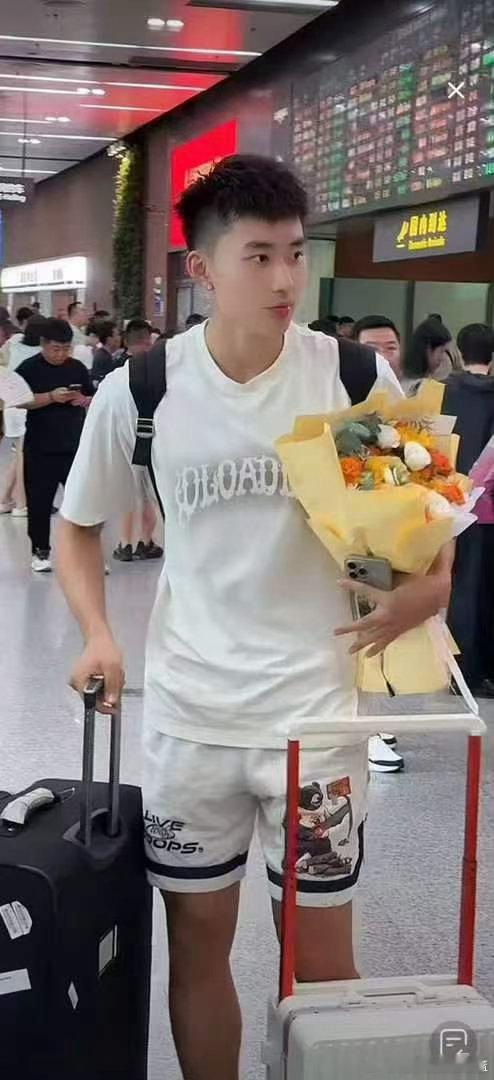 段瑞骐抵达沈阳 真帅啊 这要是被亲了一口粉丝都得急眼[污] ​