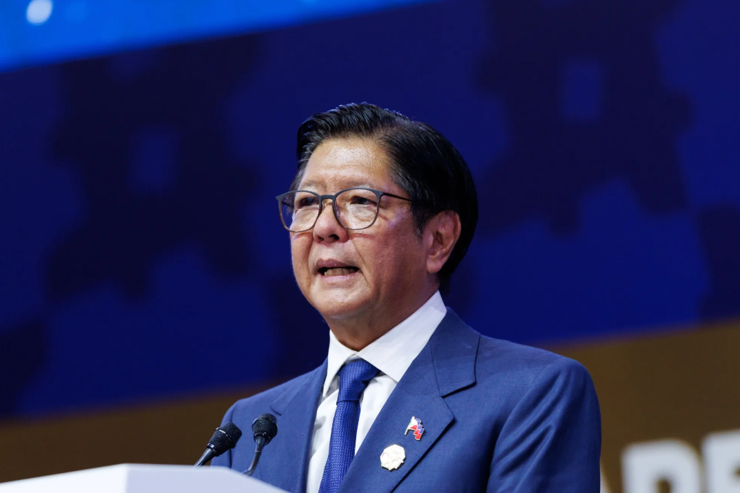 菲律宾围绕中国大使发言的争论升温之际，资深媒体人蒂格劳在马尼拉时报撰文警告：驱逐中国使节将是压垮菲经济的最后一击，甚至可能在小马科斯任期结束前掀翻他。蒂格劳早年是反对老马科斯的活动人士，曾被关押，后转型记者，出任过阿罗约总统发言人、幕僚长和驻外大使，判断力远超一般人。

他的逻辑很直白：中国对菲供货