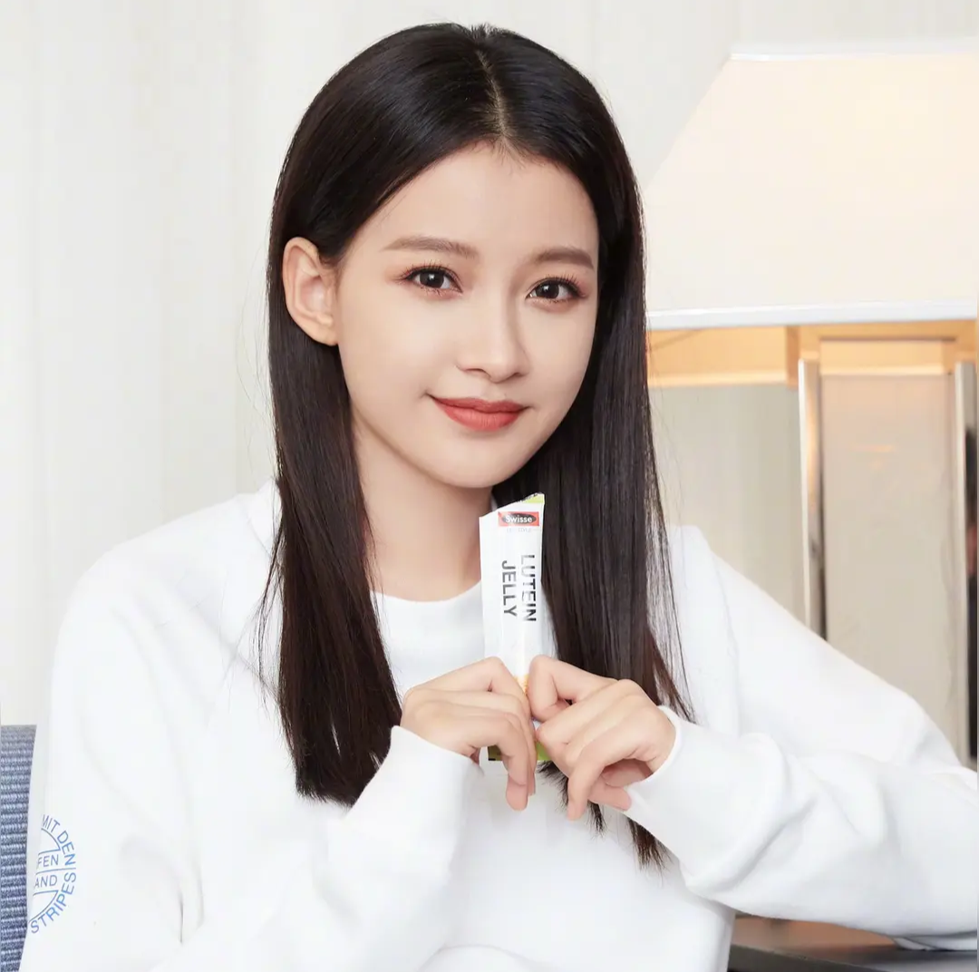 主持人问孙怡:“离婚后，你是怎么称呼前公婆？”孙怡大大方方地说:“我还是正常叫爸妈，该叫妈就叫妈、该叫爸就叫爸，所有亲戚的称呼都不变。”
 
这句话听起来简单，真正做到却不算容易。毕竟离婚不只是两个人分开，往往还会牵扯双方父母、亲戚和孩子。曾经每天见面的长辈，突然变成法律意义上没有关系的人，见面时喊