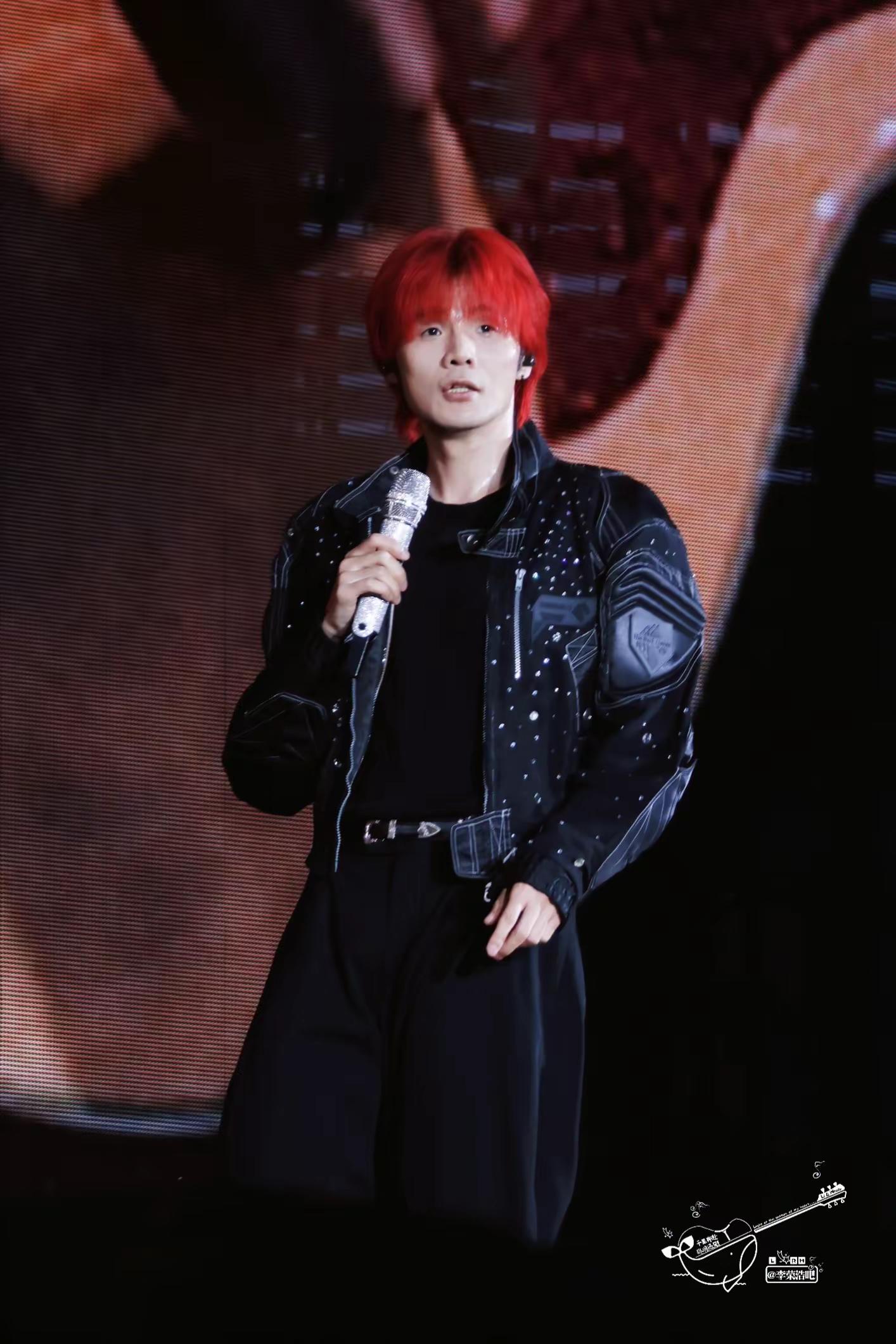 2026.09.05  Day1<黑马> 📍成都东安湖的晚风卷着微辣的烟火气「黑马」踏碎夜色  从旷野奔入这座城第一声吉他拨开云层  星海翻涌所有奔赴在这一刻落地生根李荣浩 李荣浩演唱会 李荣浩黑马演唱会 李荣浩巡演日记