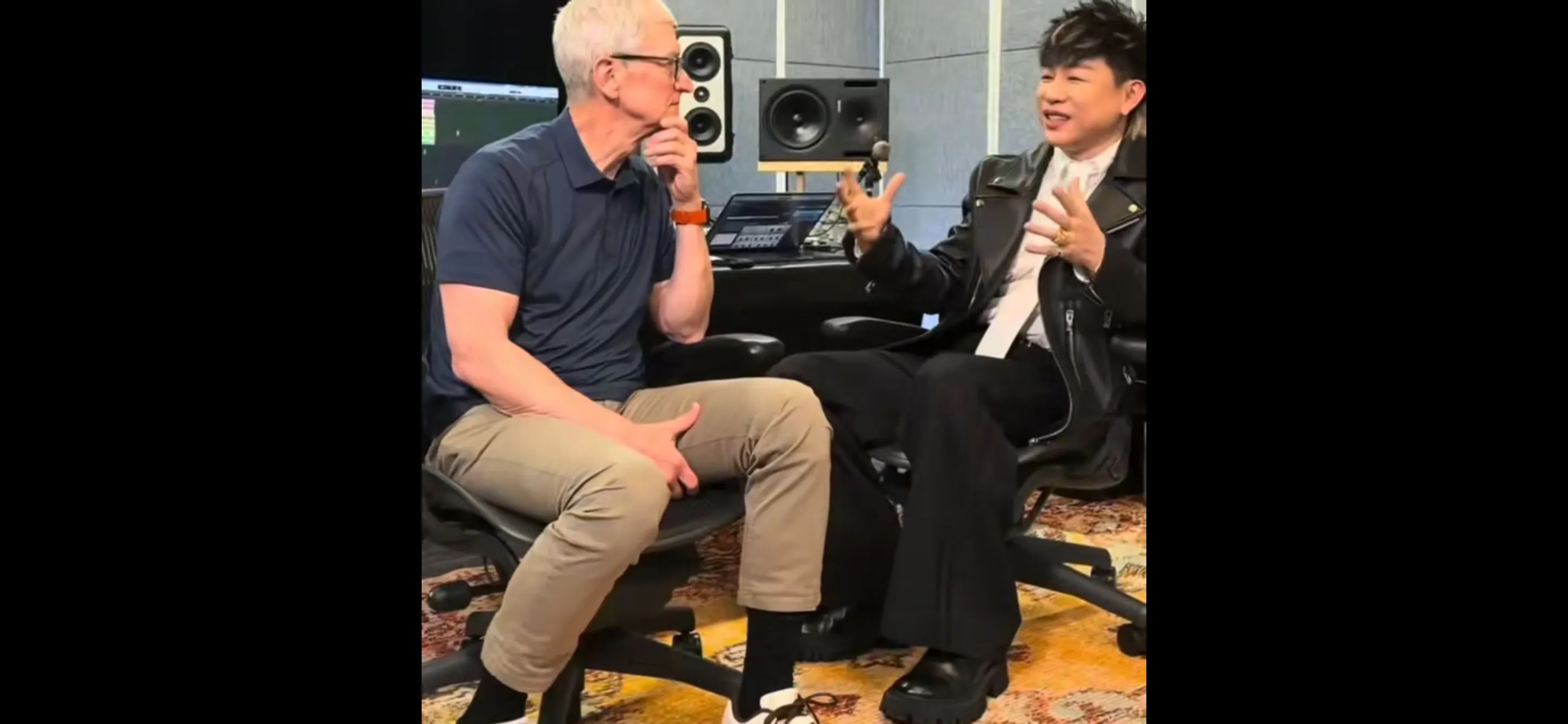 库克现身胡彦斌工作室，一张合照藏着音乐与科技的温柔相遇

10月15日，苹果董事会执行主席蒂姆·库克，走进了胡彦斌的工作室。两人聊音乐，也聊科技，像两条河流，在某个安静的午后悄然交汇。当晚，胡彦斌晒出合照，只轻轻一句：“今天Tim来我公司了。”

这是库克9月卸任苹果CEO后的首次中国之行。此前他已