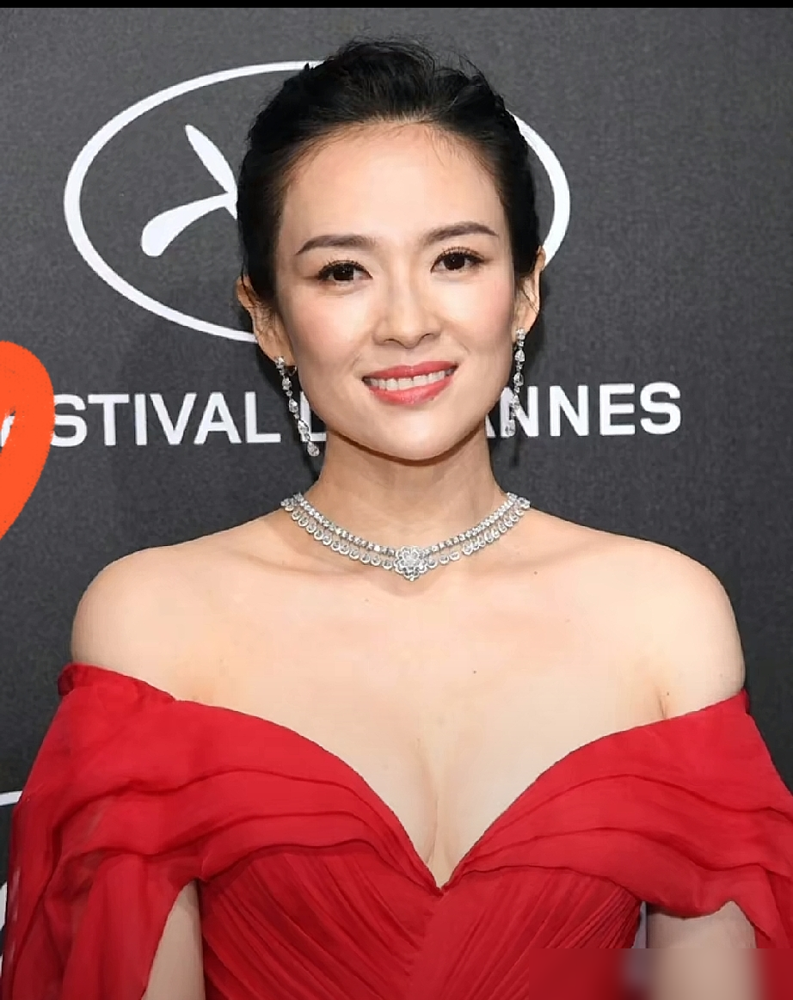 46岁章子怡，主动带资求剧本？
她在颁奖礼上喊有合适剧本找我，不是卖惨，是中生代女演员的真实困境。资本凑流量都来不及，没人写适合她们的深度本子。
别觉得她咖位够，中年女演员要么硬演少女要么被迫当妈，想拿深度角色，得像《酱园弄》那样减重80斤、剃眉素颜，还可能被挤戏份转男性视角。
现在她不仅拍戏