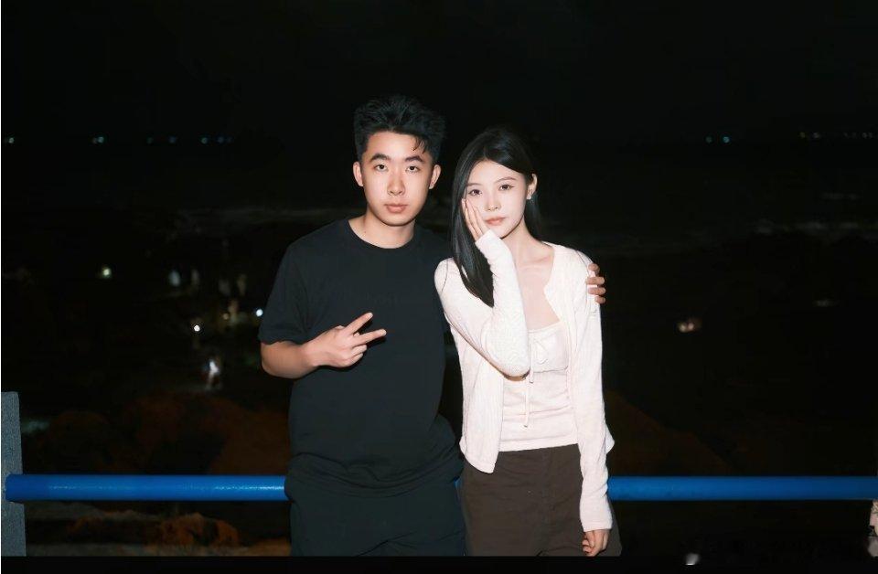 抖音情侣博主李善宝被曝出轨后，他火速清空恩爱视频单方面切割，但女友小美却至今保留着两人的甜蜜合照与情侣标识，这种截然不同的处理方式引发热议 ​