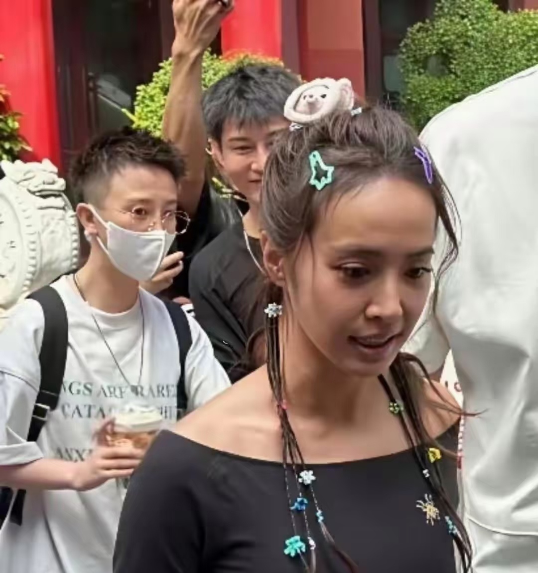 快年近五十，依旧满身少女感。
看到蔡依林如今这绝佳状态，很难相信周杰伦心中没有一丝遗憾。
身高不算出众，却完全不是干瘪单薄的模样，体态饱满鲜活，浑身洋溢着挡不住的年轻气息。