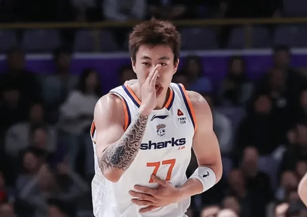 上海锋线双核联盟独挡！张镇麟锁死小外攻守齐爆，李弘权万金油！
	
上海105-92战胜北控。这场比赛上海在下半场开始之后完全统治攻守，这让他们稳住局势的情况下，轻轻松松取胜。而这场比赛上海再度展现了锋线的统治力，这完全就是联盟独一档的存在了。
	
张镇麟这场比赛发挥非常好，一开始进攻端就暴走了，全场17中8，三分9中4砍下28分3篮板4助攻1抢断1盖帽，这样的输出已经非常有侵略性了。更为关键的是，一旦张镇麟三分打开了，再加上内线的高效终结，对手基本上很难限制他的暴走。
	
而且在下半场开始之后，张镇麟可以锁死小外，这是最让人钦佩的。那段时间里勒都不敢在进攻端出手，这都是因为张镇麟紧逼防守导致里勒几乎出手空间。也是因为里勒这个点哑火之后，北控在进攻端完全匹配不上上海的强度，这是上海可以在第三节拉开分差的关键。
	
李弘权现在的统治力也是越来越强了。特别是在国家队打了几场国际比赛之后，他的经验和能力完全获得蜕变。全场比赛9中6，三分5中3得到15分这种效率确实恐怖。当然现在李弘权除了得...