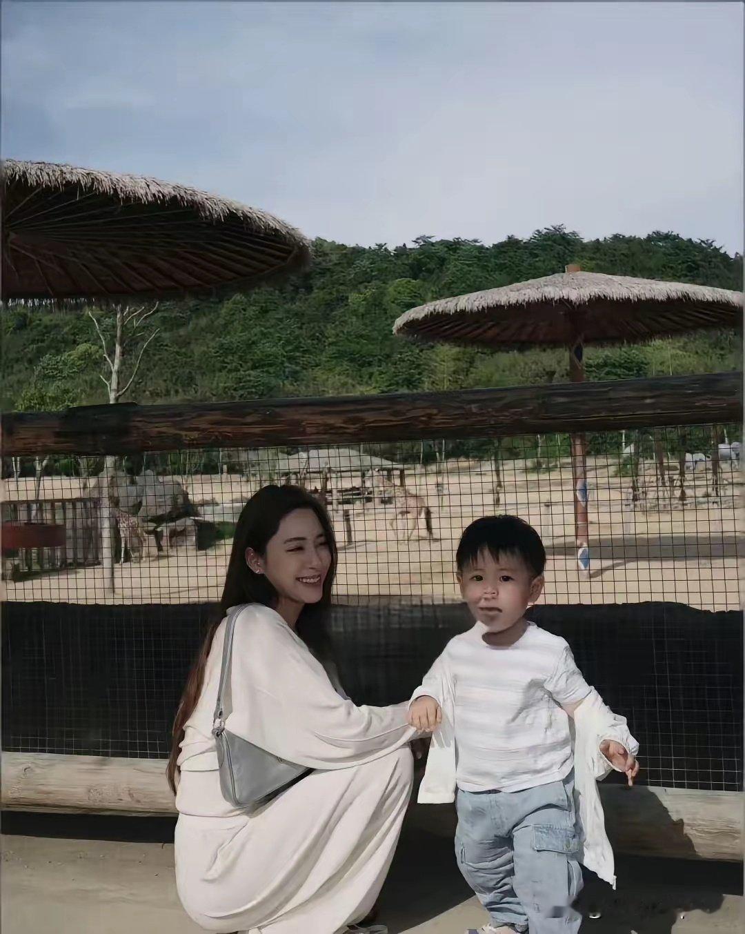 欧阳妮妮一家三口现身野生动物园出游，画面温馨和睦。儿子小睦睦长相乖巧，完美继承父母的样貌，幸福感满满。 ​