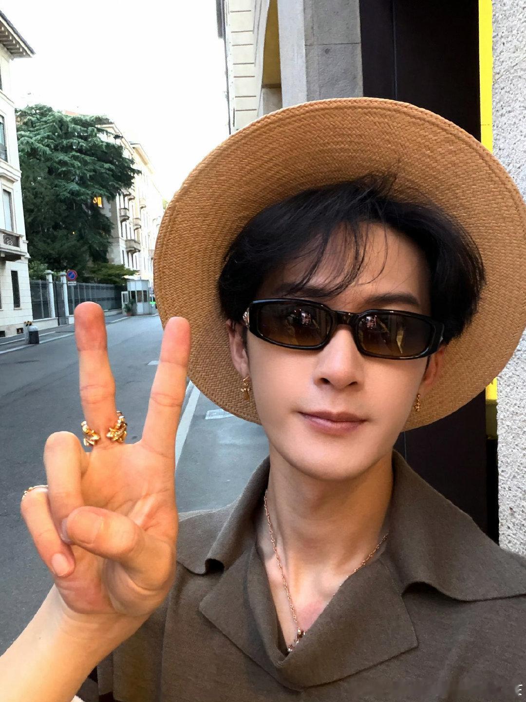 #檀健次何不同舟渡# [打call]#檀健次谢却山# 综艺中贡献无数名场面，舞台上留下经典瞬间，演戏时塑造鲜活角色，多面魅力无法抗拒​
