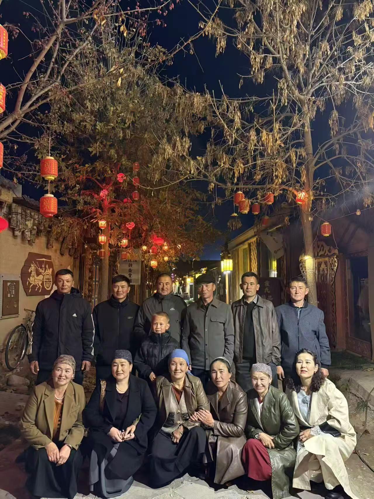 <p>兄弟姐妹情深 <!--{img:0}--><!--{img:1}...