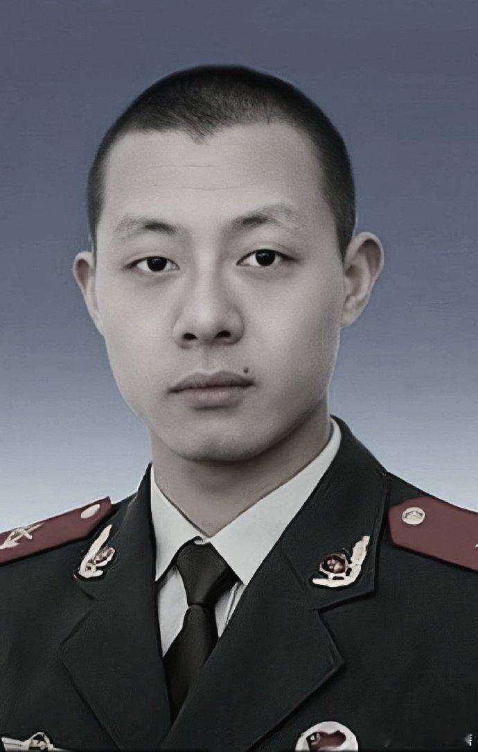 消防英雄张尘宇，2013年6月在成功解救被洪水围困的司机后，临时堤道突然垮塌溃口。生死关头，为救战友，不幸被洪水卷走，英勇牺牲，时年仅21岁。[伤心] 
让我们一起记住他的名字：张尘宇 ​​​