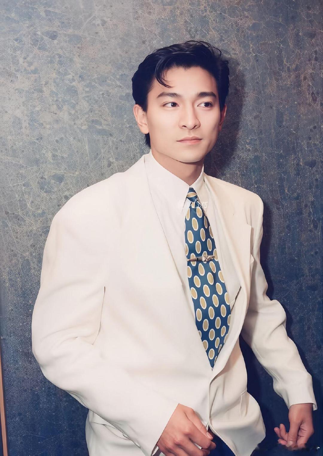 #刘德华的绅士感不靠衣服##刘德华穿搭松弛感# 衣着会褪色会过时，但他对人的那份周全和体贴不会。所以他的绅士感禁得起时间，也禁得起细看。 ​