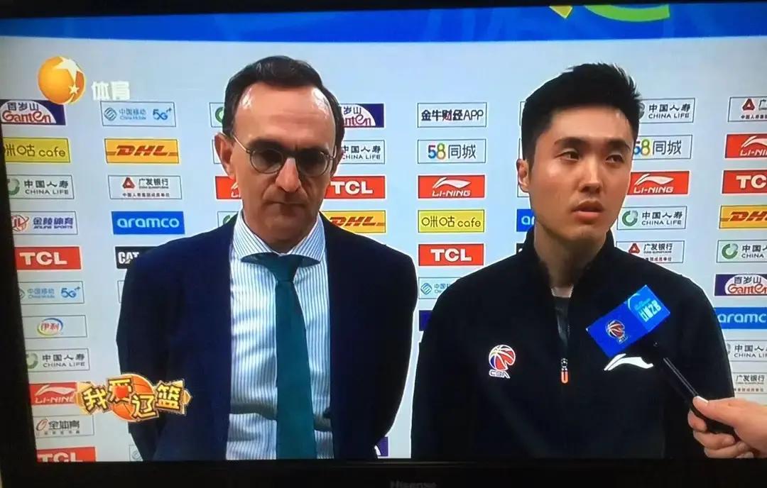 辽宁男篮赢了山东是没错，但明眼人都看得出来，内线五号位快被人家给打穿了。
现在的硬伤明晃晃摆在台面上，韩德君年纪摆在那，不可能场场死扛四十分钟，篮下一旦没人护筐，后场再能冲也是白搭。
可偏偏大名单的位置就那么几个，后卫线上却还在养着让人干着急的“熟面孔”。
不少球迷看鄢手骐打球，血压真是一阵阵