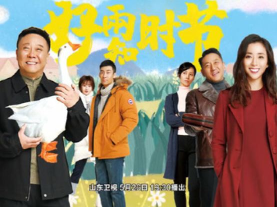 庆功宴上相谈甚欢，转头就发文撕上热搜，郭宇欣和叶非夜的这场“庆功宴鸿门宴”，把短剧圈的体面撕得稀碎
要是市面上真有后悔药，估计郭宇欣得第一个冲上去抢。谁也没想到，一趟《好雨知时节》的庆功宴，最后能演变成新一波的舆论风波，活脱脱一场藏着暗雷的鸿门宴。
前几天的庆功宴现场，主创阵容凑得格外齐全：女主郭宇