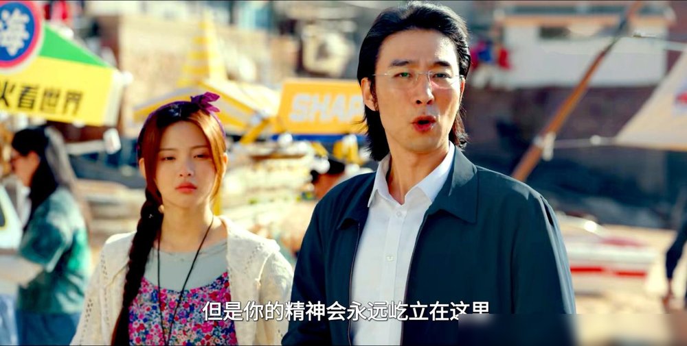 主角没扛住，配角把桌子掀了。
剧版《喜剧之王》播十几集，剧本被骂稀碎，故事东一榔头西一棒子。结果观众愣是没弃剧。为啥？张弛、宋木子、鑫仔、于洋，这帮人一出来，弹幕直接炸。台词是碎的，包袱是硬的，硬让他们用脸给演活了。
蒋龙杨超越在前面跑剧情，后面一群喜剧老炮儿在捡戏。一个眼神，一个停顿，节奏就回