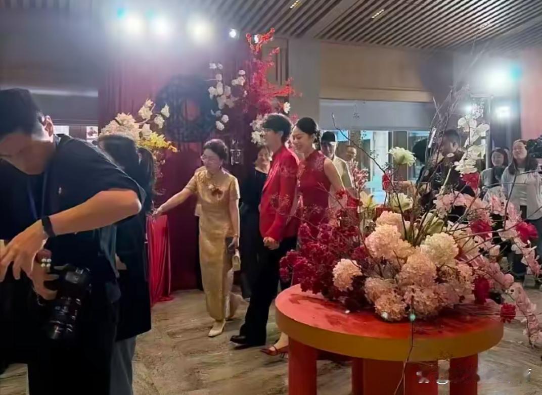 许嵩冯禧官宣结婚！这哪是官宣，这是一代人的青春终于有了圆满！
9月19日晚，40岁的歌手许嵩突然晒出婚纱照，正式宣布和00后主持人冯禧结婚！两人配文一致:“我们的人生故事写到了新的一章，谢谢关心和祝福”，还附上了两张牵手的照片，一张是在绿意盎然的草原上，另一张是在夕阳下的花海中，画面满是 ​