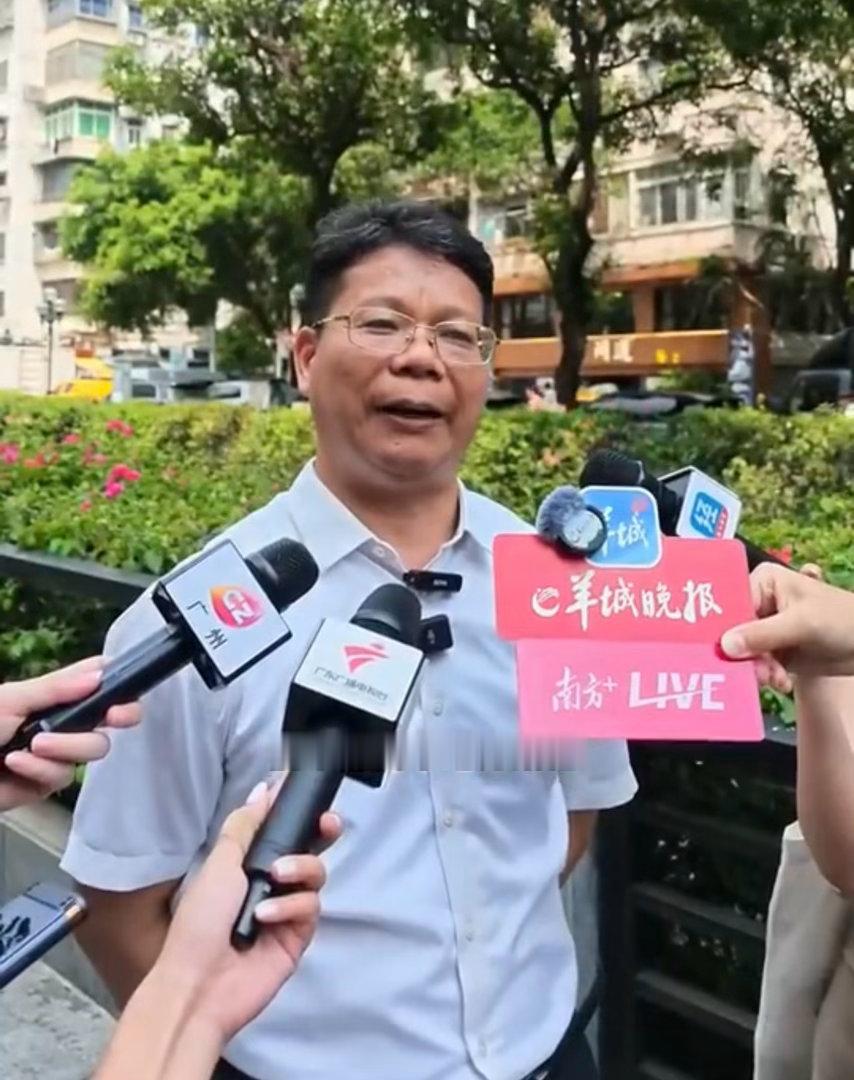 #广东为5000家纯外卖店装摄像头##广东无死角治理幽灵外卖#广东这招挺实在，无堂食外卖后厨装摄像头，让消费者能看见制作过程，确实能治治那些“幽灵外卖”。

骑手当食安哨兵、封签防拆，都是实在办法。但关键还是得长期坚持，别成了摆设。

另外，补贴装设备是好事，可别让商家自己扛成本，不然最后可 ​