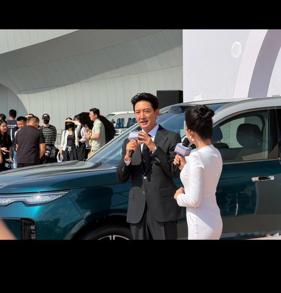 蒋欣前男友分手真相，根本不是外界传的那样！
当事人是叶祖新，演过《步步惊心》的十阿哥，俩人相识十年，谈了四年半恋爱。
当年分手之后，全网疯传，说男方因为蒋欣演华妃走红自卑，还骂男方劈腿吃软饭。
蒋欣第一时间出来辟谣，替前任挡了所有骂名，说他是单纯善良的好人，分手只是性格不合，和事业差距没关系。