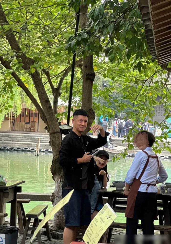 乌镇小馆里，任重正给同桌的陌生粉丝倒茶，旁边孙骁骁挺着个大肚子张罗合影，一点明星架子没有。
有人问是不是二胎，他笑，说老婆孕早期吐得厉害，现在总算缓过来了。8月他就晒过B超，配文“1+1=4”，写得像普通人家的报喜短信。
这次戏剧节，两口子天天在巷子里晃，吃饭喊工作人员一起，粉丝要拍照孙骁骁就扶