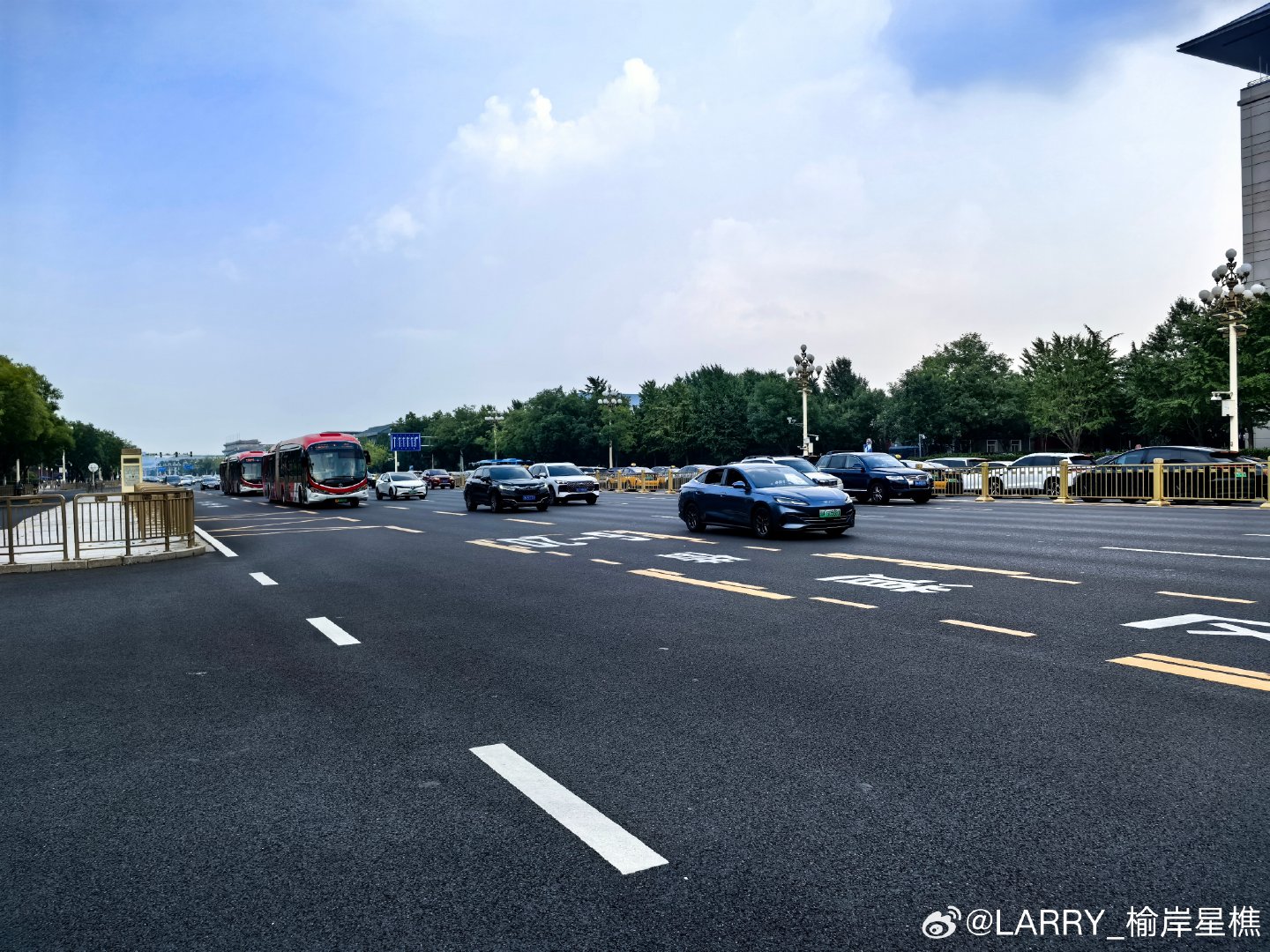 历史启示：真正受益者往往不是技术发明者（如互联网时代的苹果/谷歌/亚马逊），而是能规模化应用技术的企业。
 AI时代同理：关键不在开发AI，而在善用AI创造价值。专家角色将转向提问与验证，因为技术永远需要人类把关。  ​