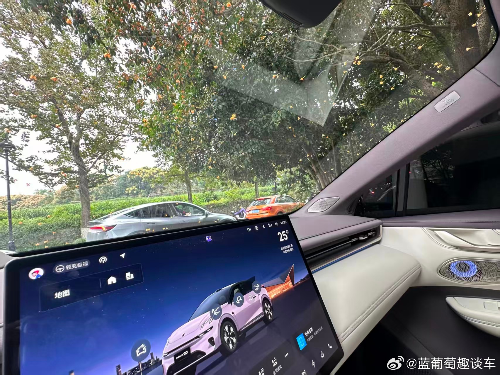 说实话，汽车配置最怕的就是只在发布会上听着厉害，日常却想不到怎么用。领克20前备箱冰柜倒是有个挺直观的展示方式：杭州桂花季里，车主把桂花蜜、桂花糕、桂花糖水和主题摊位结合起来，一眼就能看懂这项配置的特点。37.5L容积，支持-18℃至10℃调温，既能提供储物空间，也多了温控能力。对于有短途出 ​