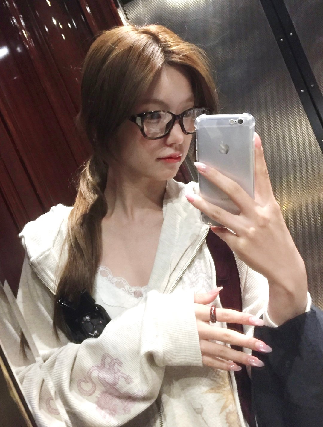 在人家都晒自己的苹果18时我们家理智还在用屁股6s萌萌出片，，， ​