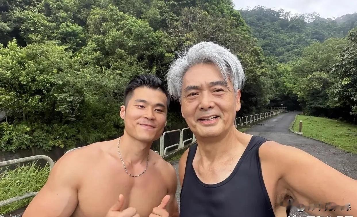 71岁的周润发在香港山上跑步，被路人偶遇了。

照片里，他穿了一身黑色的运动装。头发全白了，身形依然精瘦。

他跑得满头大汗，额头和脖子上都是汗珠。路人认出他，他也没停下来，只简单点头回应了一下。

没有助理跟在旁边，也没有刻意放慢脚步。他抬手擦了擦脸上的汗，调整了下呼吸，继续沿着山路往上跑。
