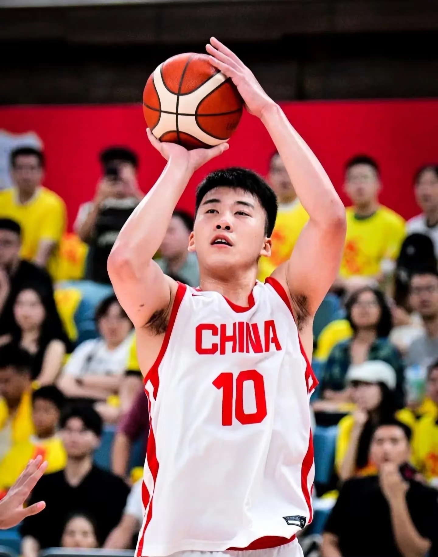 为自己留后路，王俊杰签约香港金牛，根本不会回国打球
 
王俊杰是不是要回国打NBL、打CBA了？
 
直接给大家精准辟谣、一句话讲透真相：
只是提前报备锁定身份！新赛季百分百留美，不会回国参赛！
 
大家别被名单迷惑了，这次王俊杰签约香港金牛，0短期参赛属性。
 
他新赛季的重心完全不变：继续留在美