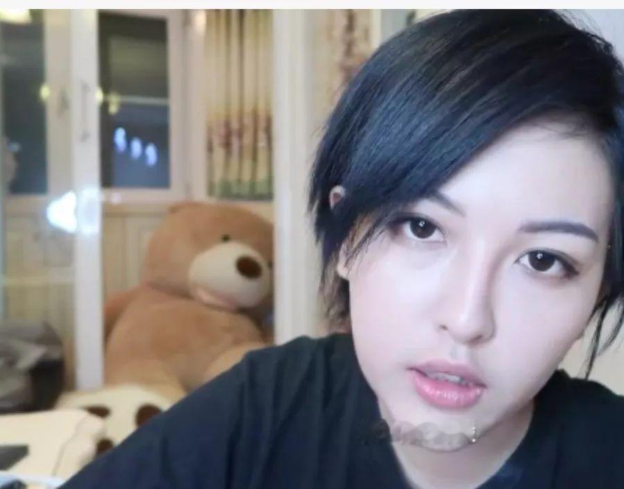 太意外了，张凯毅发布视频官宣离婚，消息很快引发大量网友讨论。
 
很多网友一直看她分享婚后日常，画面看着温馨和睦，大家都以为这段婚姻稳定长久。突如其来的消息，让不少人觉得难以相信。我们在网络上看到的，只是博主愿意展示出来的片段，真实的婚姻状态，外人很难真正看清。镜头之外，两个人朝夕相处的矛盾，只有当