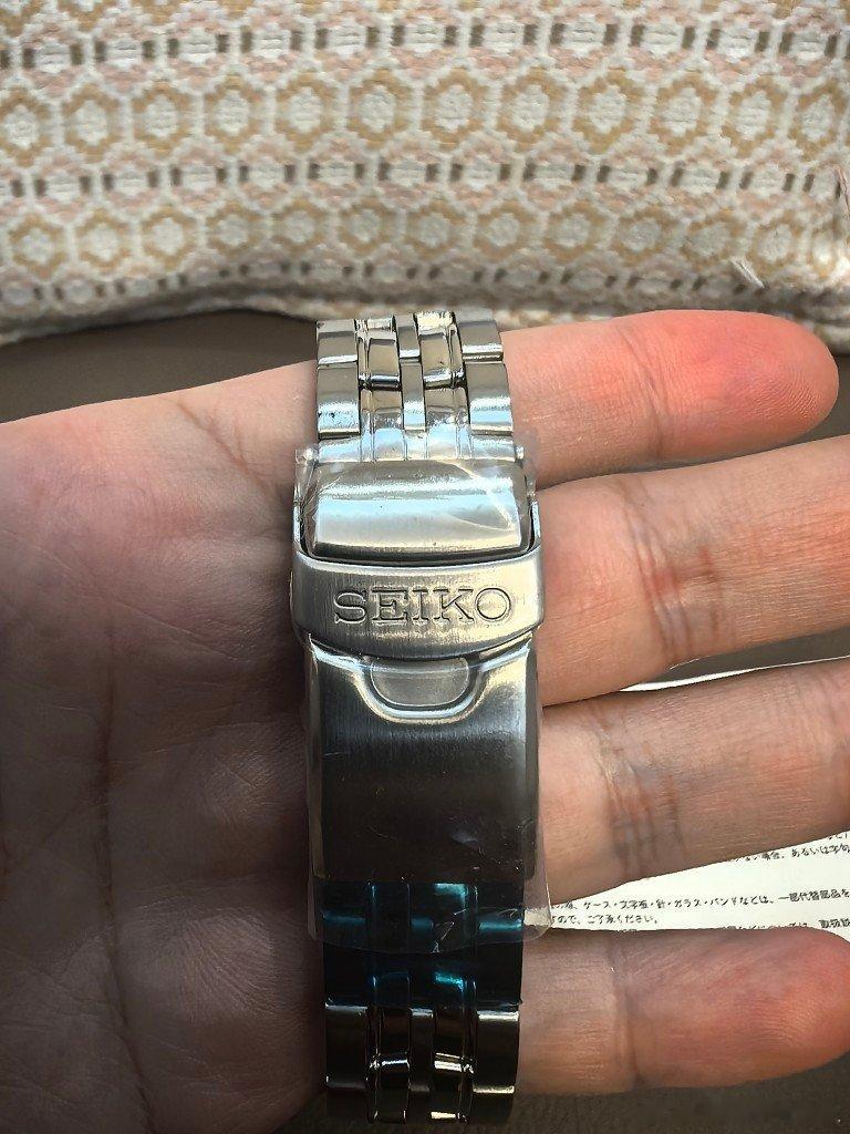 开心，买到一支2002年库存到今天的丰田精工联名计时腕表，手表真的虽然价格有高低，但是乐趣阈值不和价格挂钩的。这支表太棒了，我负责任的讲表壳盘针做工超越千禧年代的不少瑞士主流品牌，我准备买台老丰田和它呼应一下。 ​