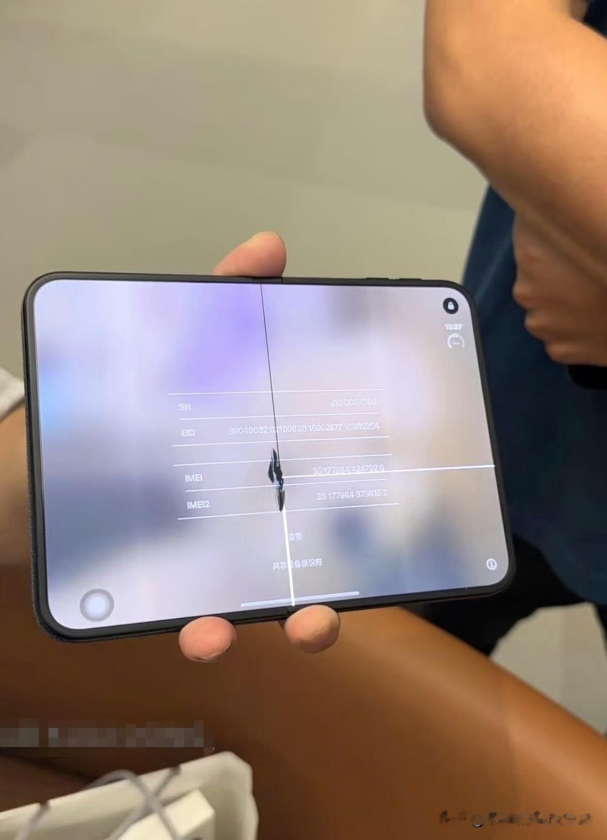 iPhone Duo裂了，还不是个例
从神坛到泯然众人，只用了半天。
首发半天不到，有人的内屏在正常展开时裂了。

这不是个例，澳大利亚一位用户开箱 6 小时、开合不到 20 次，给朋友演示时听见一声“咔嚓”，屏幕沿铰链直接裂开，机身内外没有磕碰痕迹。

照片发到 Reddit 后，MacRumor