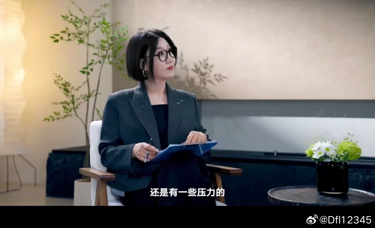 直面追问，看一汽‑大众的智电转型答卷
 
以往车企访谈大多偏向产品宣讲，而《言外之易》这期节目，易立竞把犀利追问对准央企车企一汽‑大众，完成从娱乐流量到汽车产业的深度对话。整场对话围绕智电2.0“听劝、创新、坚守”展开，诸多行业关切的尖锐问题被直接摆上台面。
 
访谈没有流于单向品牌输出 ​