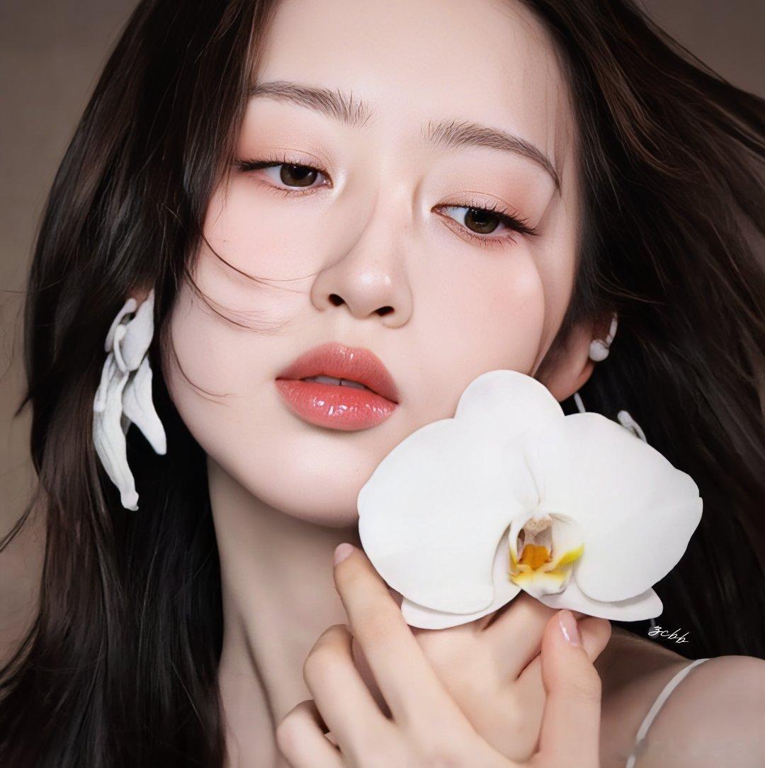 #邓恩熙[超话]#🫧 #邓恩熙# 


枝上玉兰花
素色映朝霞

​​​ ​
