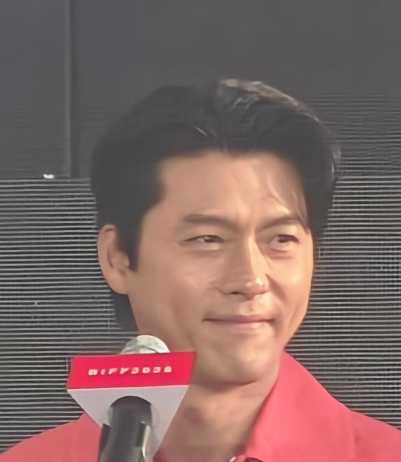 42岁的玄彬走上红毯那一刻，彻底把韩娱男神最后一点滤镜给砸碎了。
高清镜头直接怼着脸拍过去，下颌线明显发钝，眼角纹路清晰可见，连带着发型一抹，整个人透着一股遮都遮不住的中年疲态。不少人直接懵了，当年在戏里让无数人上头的那个冷峻军官，怎么突然就成了发腮大叔？
其实早在跑新片《哈尔滨》路演的时候，他