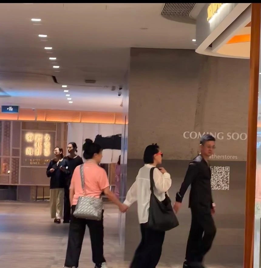 小S闭上眼，贴过去亲在许雅钧脸上。他一只手揽着她的腰。
照片是二女儿发出来的。那天是9月6日，许雅钧56岁生日。
上海街头，有人撞见这一家。小S没化妆，头上还是那个猫耳发箍。
许雅钧头发梳得整齐，衣服挺括，像随时能进会议室。同行的还有S妈，以及三个女儿。
他一路陪岳母走，步子压得慢，偶尔偏过