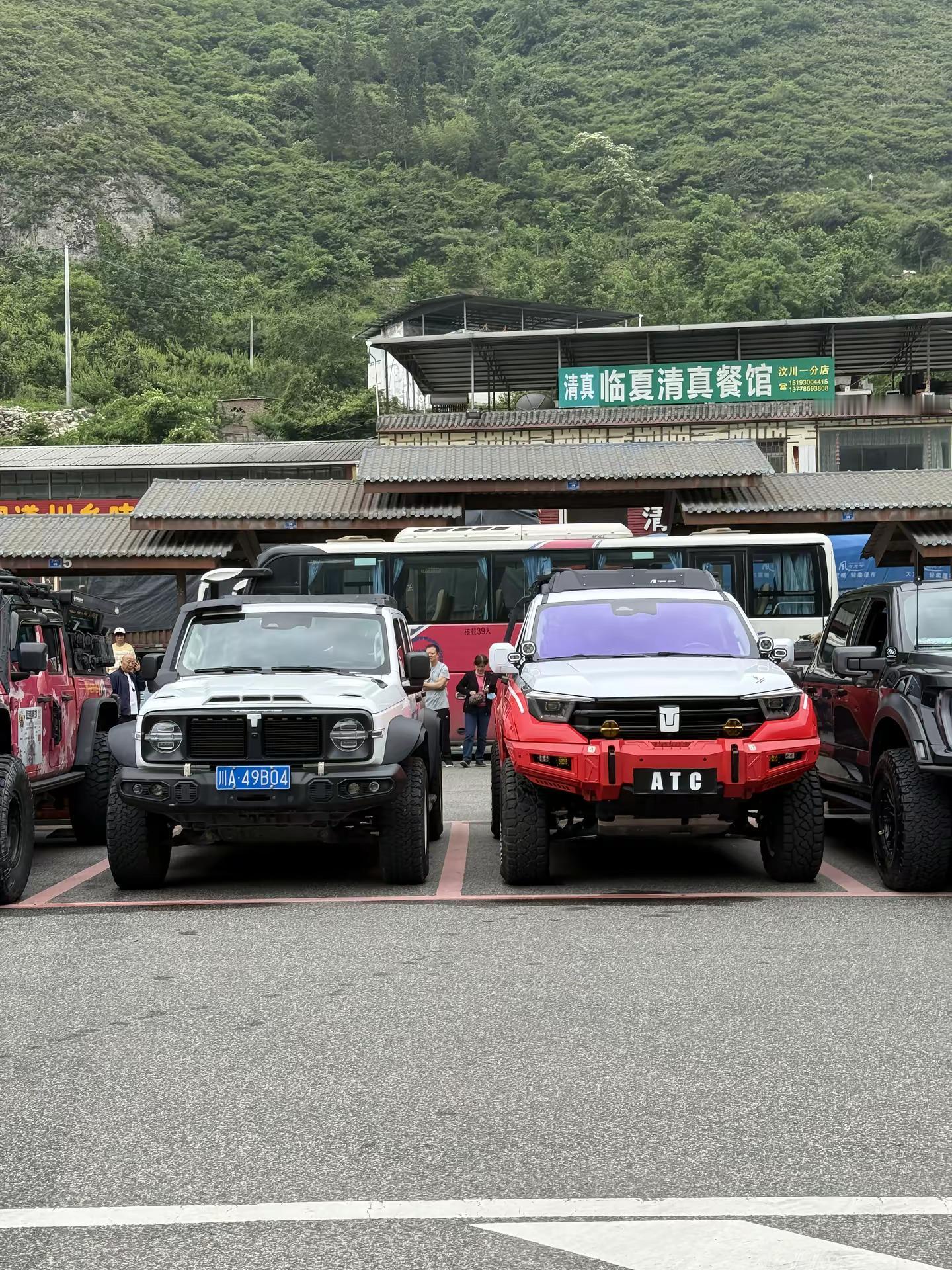 左边是铁骑02吗？坦克400 坦克300