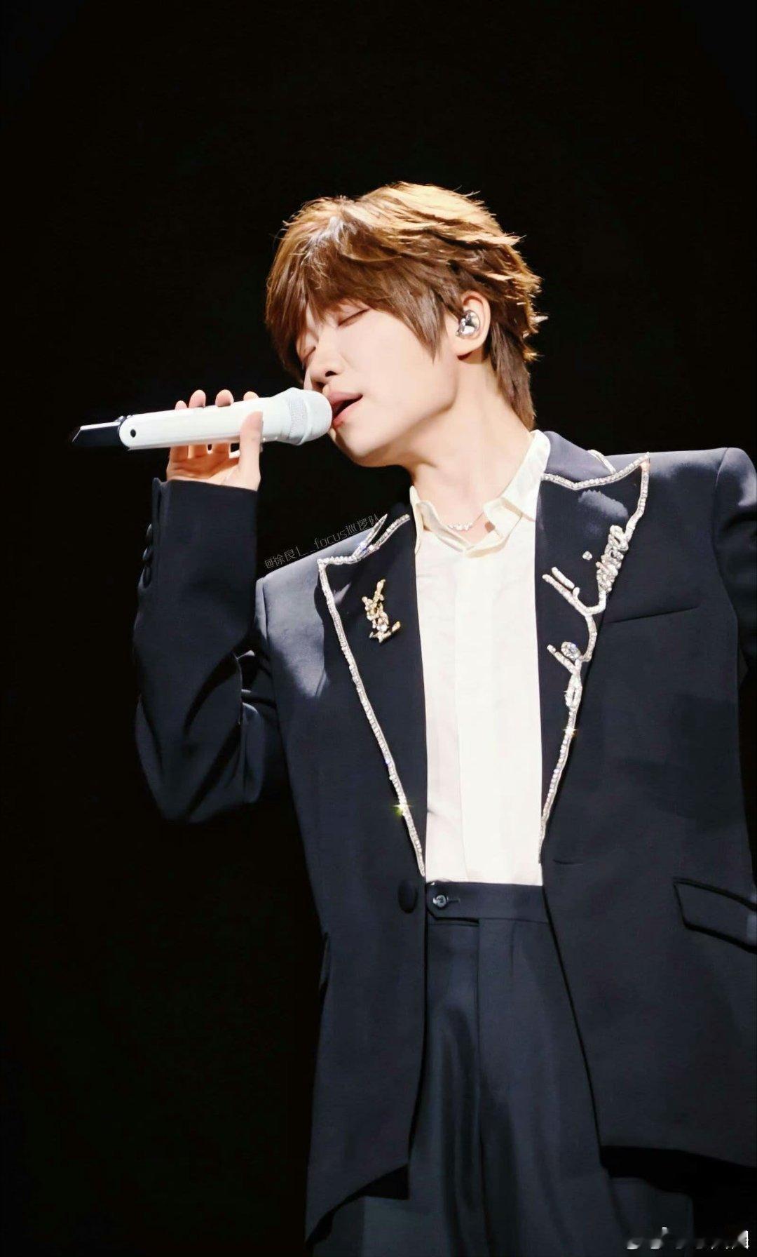 #徐良[超话]##徐良北京演唱会唱我和我的祖国#这场大合唱褪去所有包装。纯粹的歌声，很容易让人内心震颤。 ​