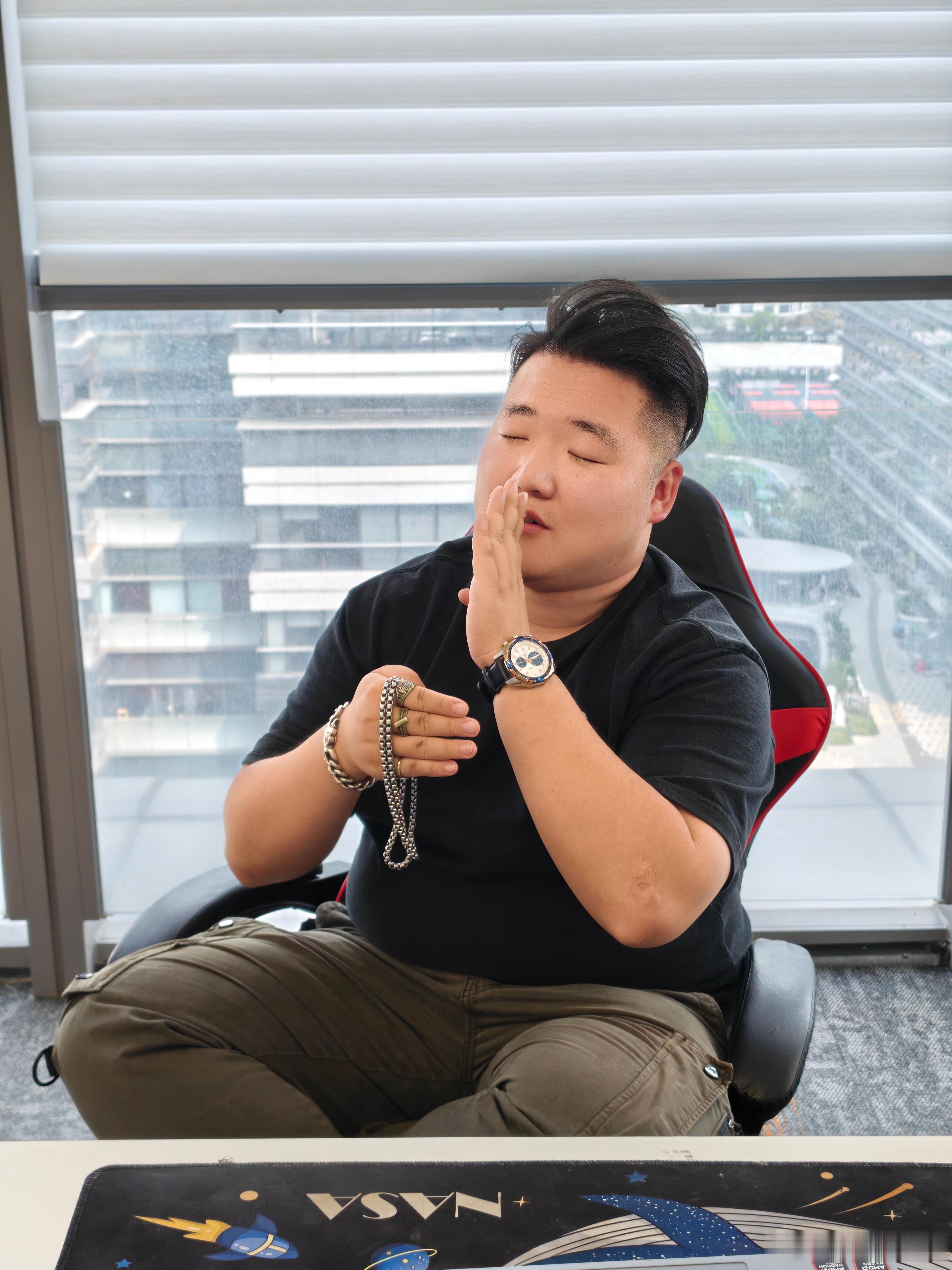 医生修人，师傅修车。

我妈现在最怕的就是病人拿着豆包和各种ai生成的结果来battle，沟通成本大大增加了。

修车这边也是一样的，很多客户觉得车有问题，就让豆包诊断一下，结果也是拿着五花八门的结果来，真的是非常头大。

我知道ai很好用，但是在专业领域，这伙计还差得远呢 ​