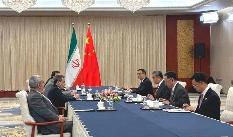 美媒记者把话筒直接怼到了美国财长贝森特脸上，问了一个最敏感的问题：你们这轮针对伊朗的全面经济行动，到底包不包括中国？
毕竟谁都知道，中国是伊朗非常关键的经贸伙伴。
结果这位刚上任不久的财长立马打起了太极，含糊其辞地丢出一句：“很多对话最好在私底下进行。”
这话一出，场面其实挺耐人寻味的。
要按特朗普