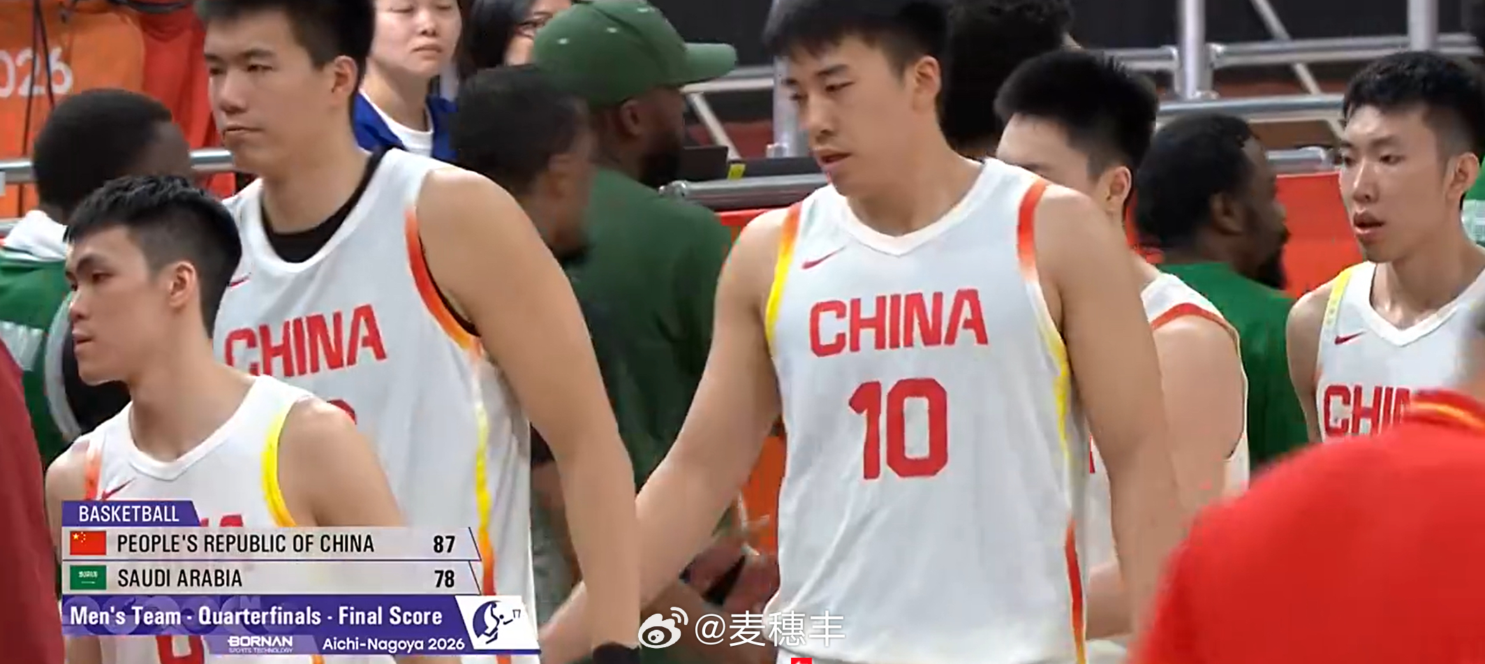 中国男篮以87比78击败沙特阿拉伯男篮，打进#2026爱知名古屋亚运会# 的男篮四强。
这一场比赛确实打得惊险，中国男篮上半场结束时还领先9分，第三节直接被对手追平甚至反超，直到末节重新拉起防守强度，这才赢得比赛。
由于锋线位置出现大量伤员，朱俊龙、赵嘉义和李弘权都没有登场，中国男篮除了增加崔 ​