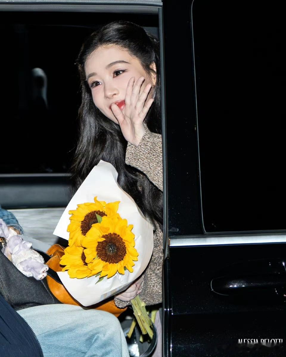 哇黑子都必须要承认我们杨紫这个出坐车里和粉丝媒体朋友打招呼告别的场面太精彩啦！
海外媒体拍的杨紫米兰时装周神级名场面官方图来啦！关键是海外媒体特别会夸，特意提了我们都爱她的中国电视剧！哈哈，我们杨紫的电视剧确实是如此很多人都非常喜欢啊！
海外媒体拍摄的这个图可以说是氛围感拉满啊！是公主也是女王！杨紫