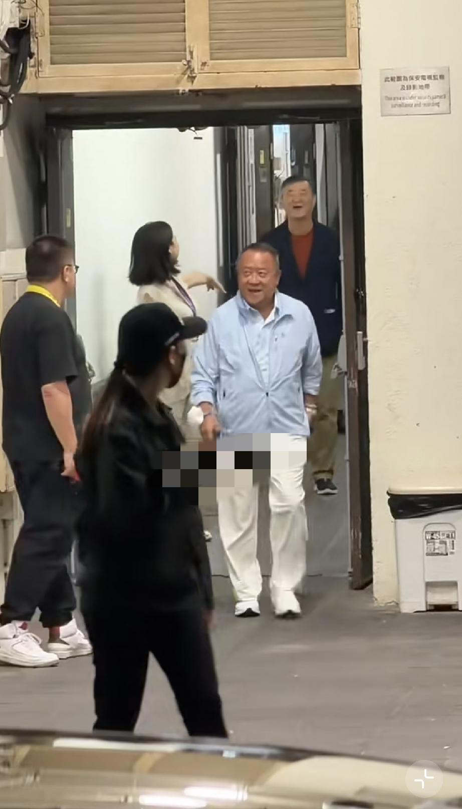 73岁曾志伟走路都打晃，却说自己五次辞不掉职。
前几天谭咏麟红馆开唱，他去了。头发全白，眼袋浮肿，坐在台下听歌，听着听着眼泪就下来了。李克勤在台上还特意把他拎出来调侃，全场笑成一片。
但你以为他该含饴弄孙了？卸任TVB总经理后，他转头就开了新影视公司，挖老东家墙角，公益商业两头跑。给谭咏麟的演唱