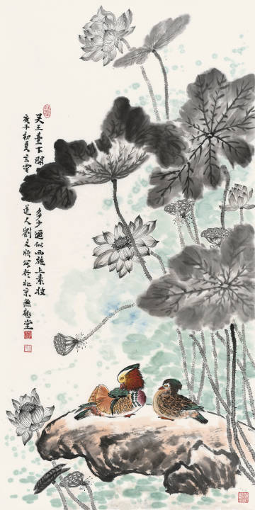 中国美术家协会会员刘文顺先生笔下的荷花，以水墨写意绘就荷塘清韵。画面中，荷花或含苞、或盛放、或结蓬，姿态各异，荷叶浓淡相间，墨色淋漓，尽显“出淤泥而不染”的高洁风骨；一对鸳鸯栖于石上，羽色斑斓，神态亲昵，象征恩爱白头、家庭美满。整幅作品笔墨灵动，意境清雅，既承文人画之逸趣，又寓吉祥之愿，是传统花鸟画中“和和美美、如意吉祥”的经典表达。