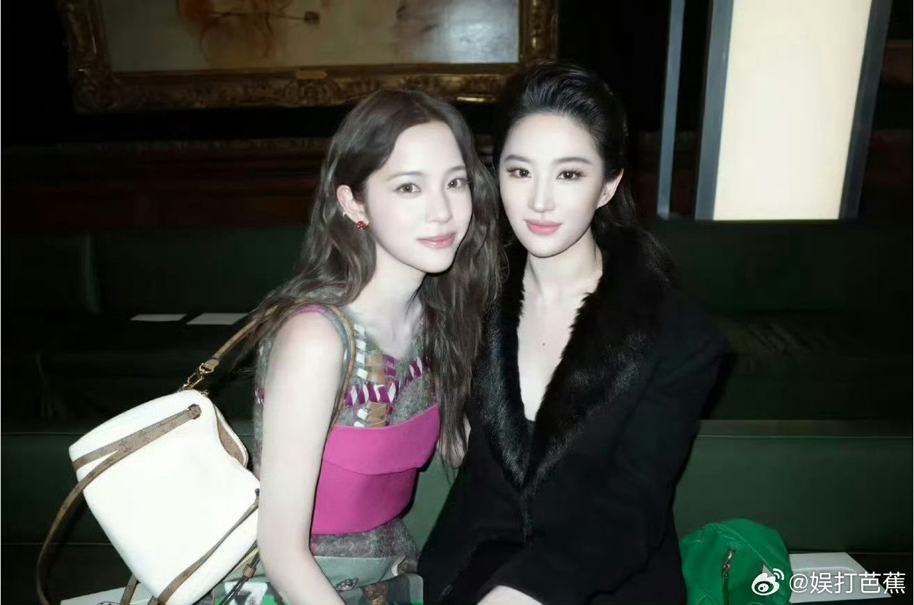 #疑似刘亦菲不理欧阳娜娜#
你可不要疑似了，随便找到一个切片就来随口造谣，断章取义，这明明是上台前欧阳娜娜对刘亦菲细心叮嘱流程呢，刘亦菲也在听着的#刘亦菲[超话]# ​