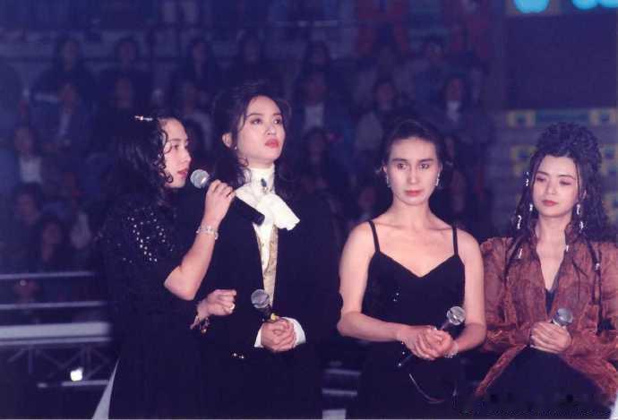 1993年陈百强不幸辞世，香港电台十大中文金曲组委会向他追颁最高荣誉之一的无休止符纪念奖。

陈小仪（陈百强的姐姐）、梅艳芳、何超琼、何超凤这四位共同为他完成颁奖仪式，梅艳芳现场演唱《念亲恩》悼念挚友，何超琼、何超凤作为陈百强多年好友上台致辞，整段环节氛围哀伤。 ​