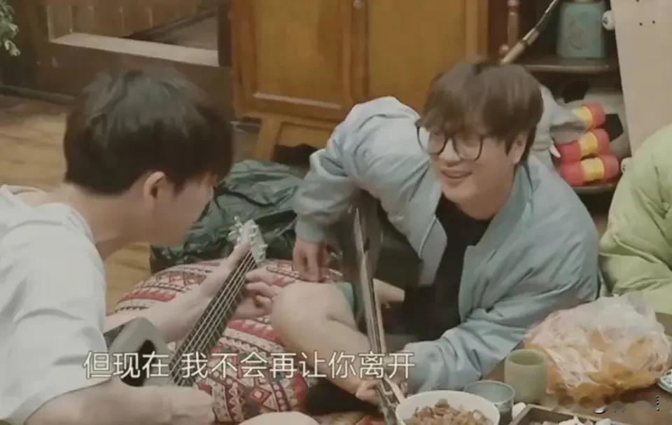 陆虎：“哥几个，你们听这句词怎么样？”
陈楚生：“有点意思，加上‘活该’两个字怎么样？”
苏醒：“活该！咱们现在这样，不就是活该嘛！”
王栎鑫：“活该咱们十几年了还在一块儿瞎混！”
张远：“活该我们没红，但活该我们有彼此！”
王铮亮：“这首歌，就叫《活该》吧！敬我们的青春！”