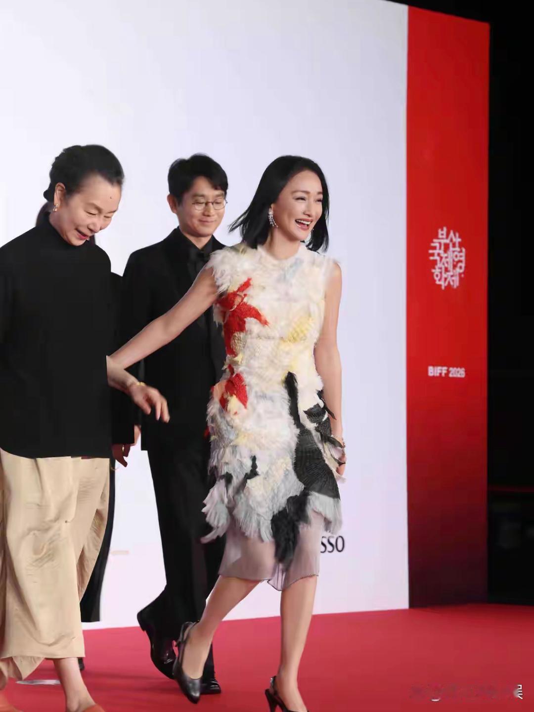 前阵子还有周迅满头白发的路透流出，没想到这次现身釜山国际电影节，状态焕然一新，神采飞扬，气场十足。 ​