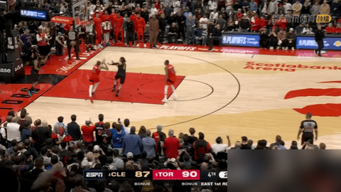 最后24秒，哈登把球像烫手山芋一样扔给米切尔，自己扭头就跑去底角看戏！...